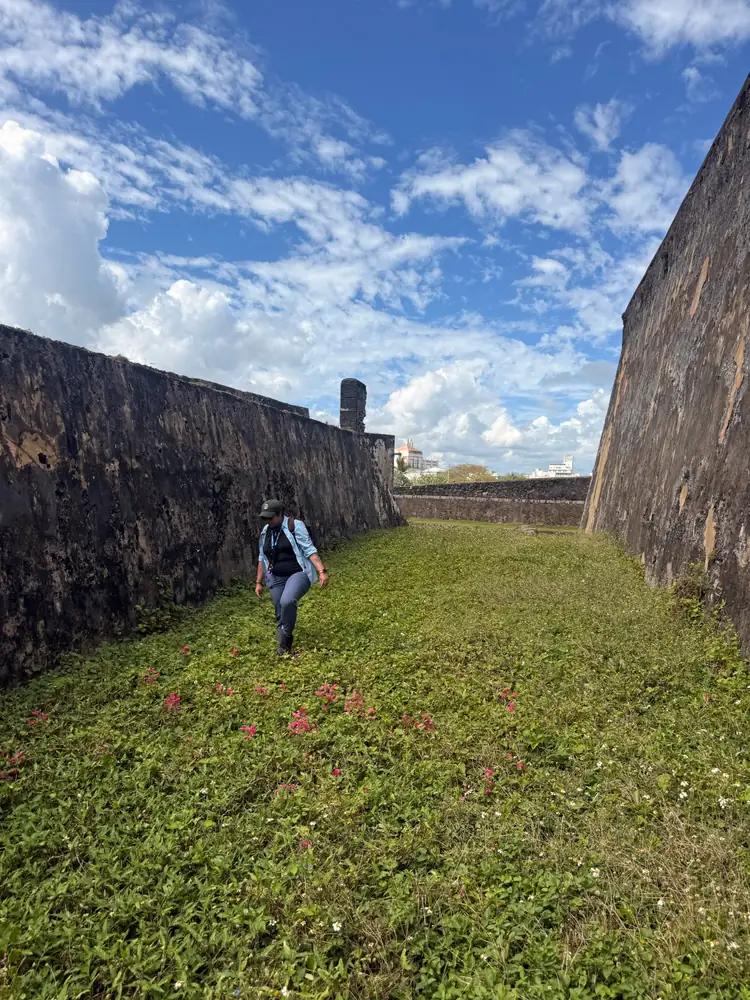 Mariela Gómez camina entre las murallas del San Juan National Historic Site