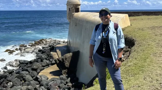 Mariela Gómez frente a una garita del San Juan National Historic Site