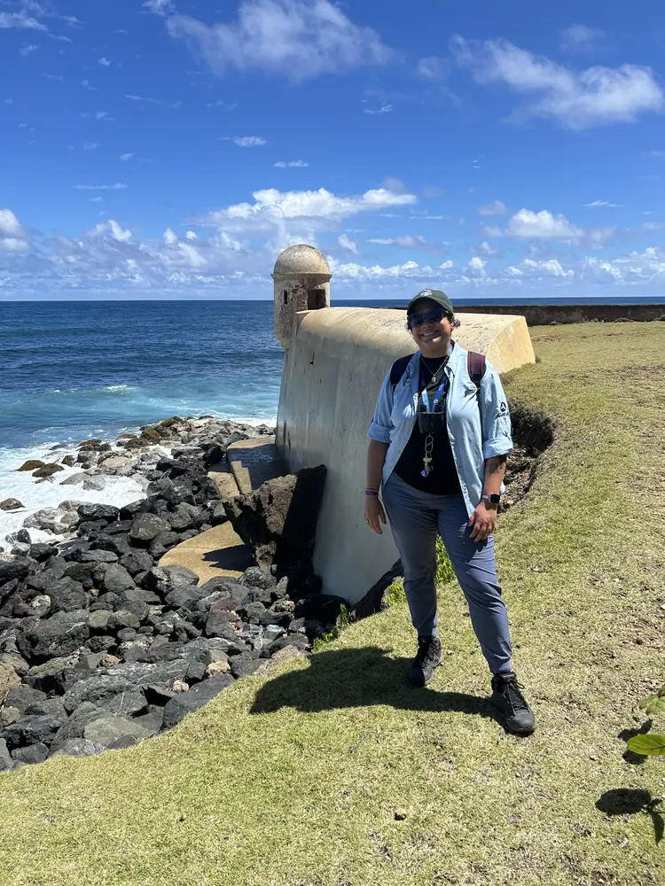 Mariela Gómez frente a una garita del San Juan National Historic Site